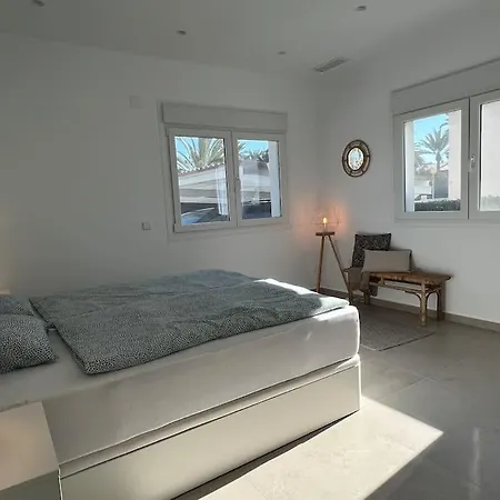 Moderne In Strandnaehe ヴィラ オリウエラ